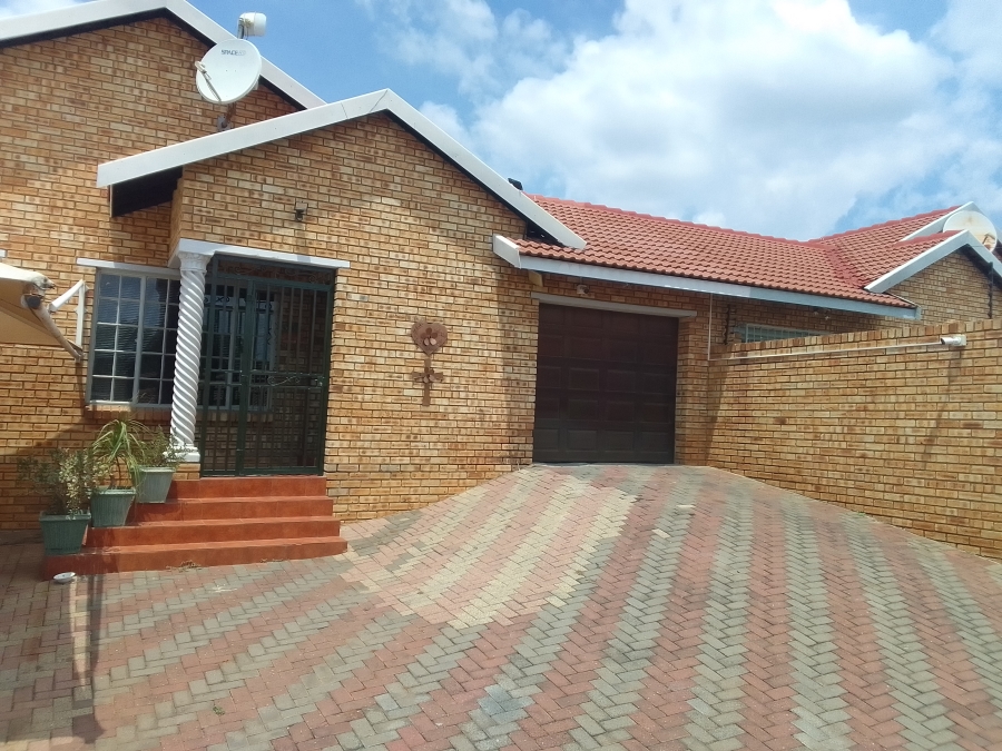 3 Bedroom Property for Sale in Azalea Park North West